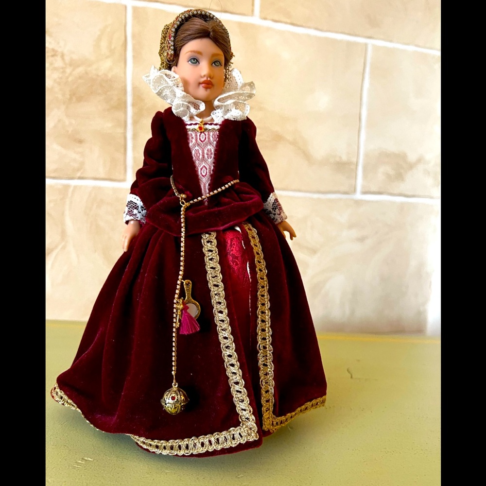 American Girl-Girls of Many Lands, Queen Victoria Doll!